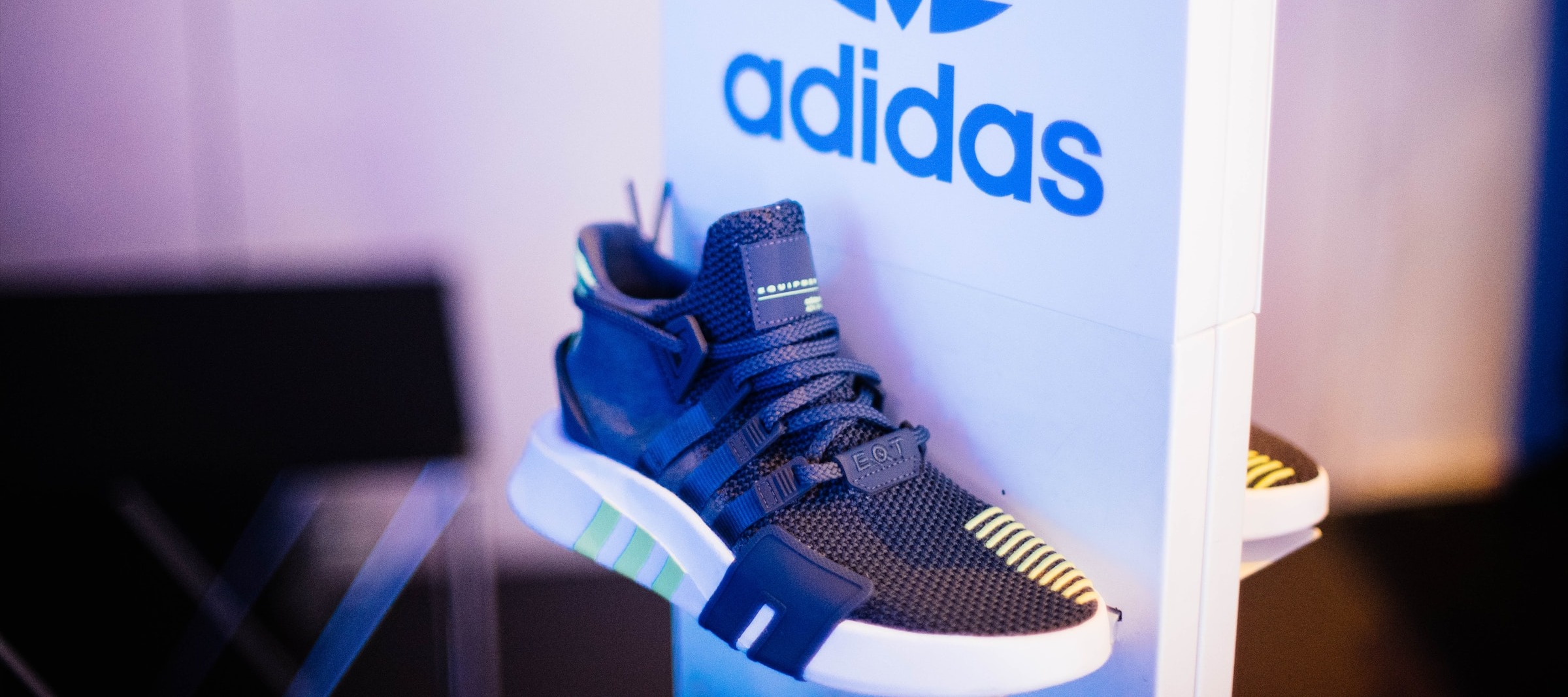 цепочка адидас. адидас. кроссовки адидас 2022. марка ботинок адидас. основатель компании адидас адольф дасслер.