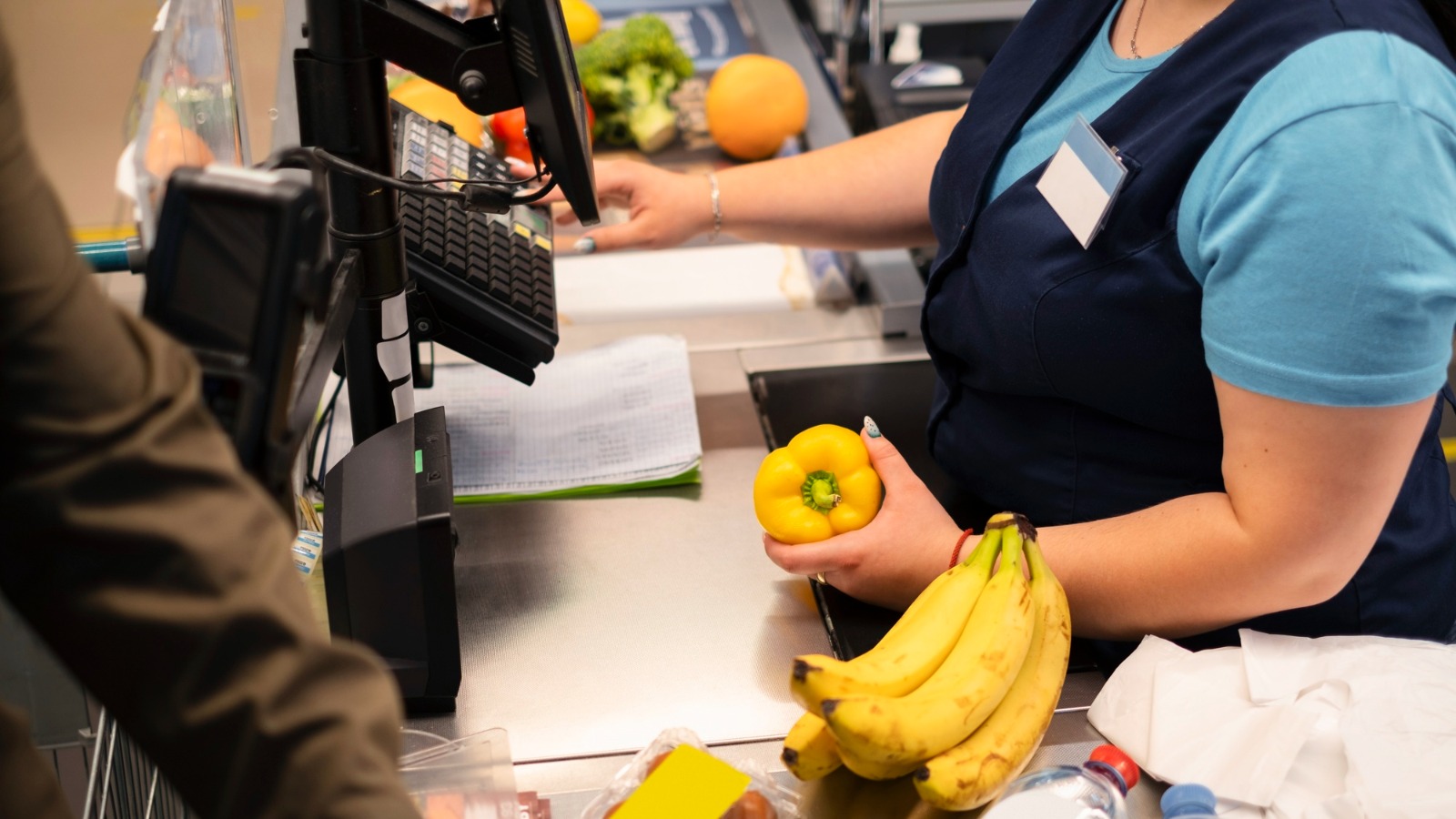 В Госдуму внесут законопроект о блокировке опасных продуктов и фальсификата на кассах