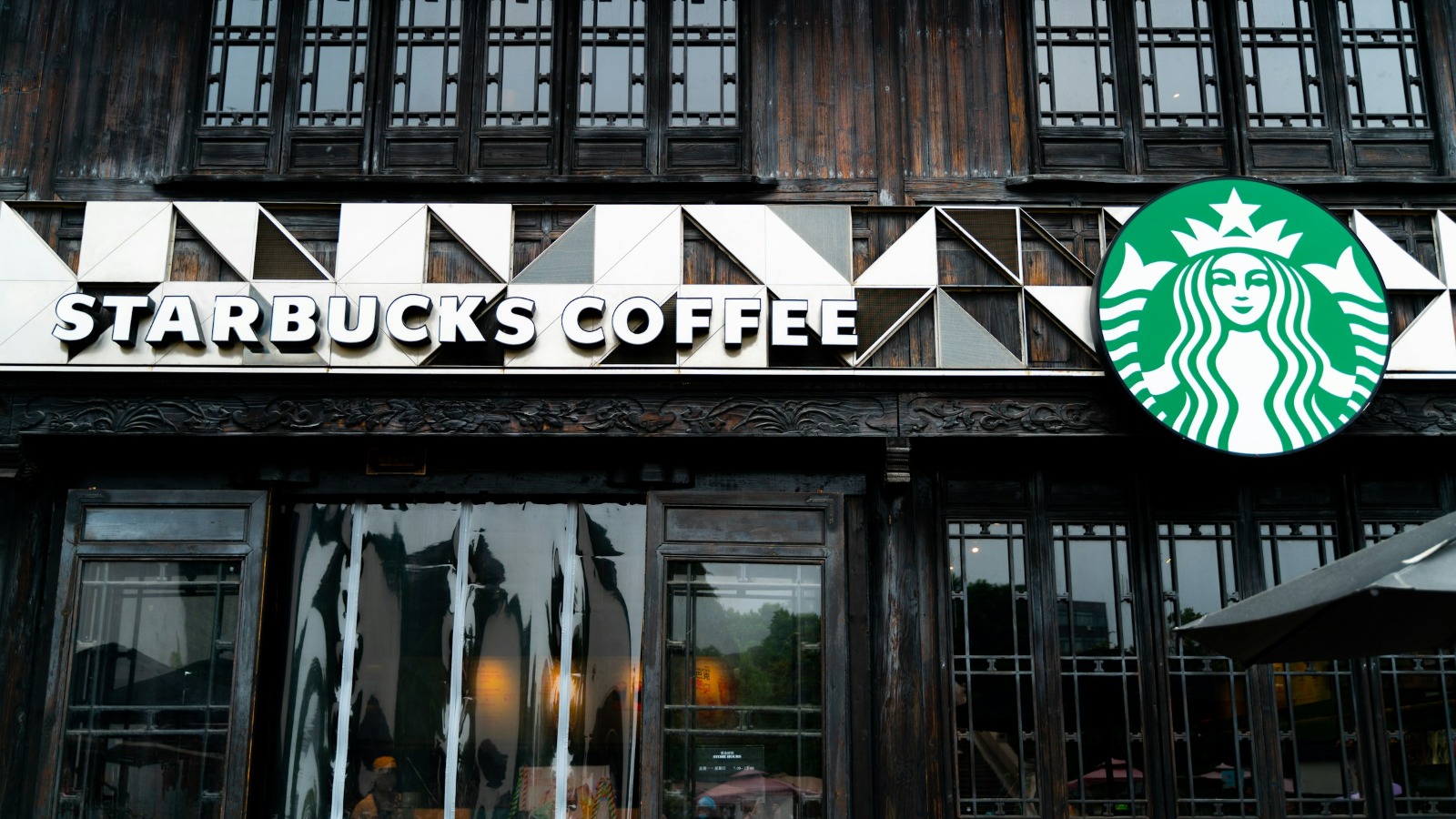 Starbucks закроет сотни кофеен и сократит 900 сотрудников в Северной Америке