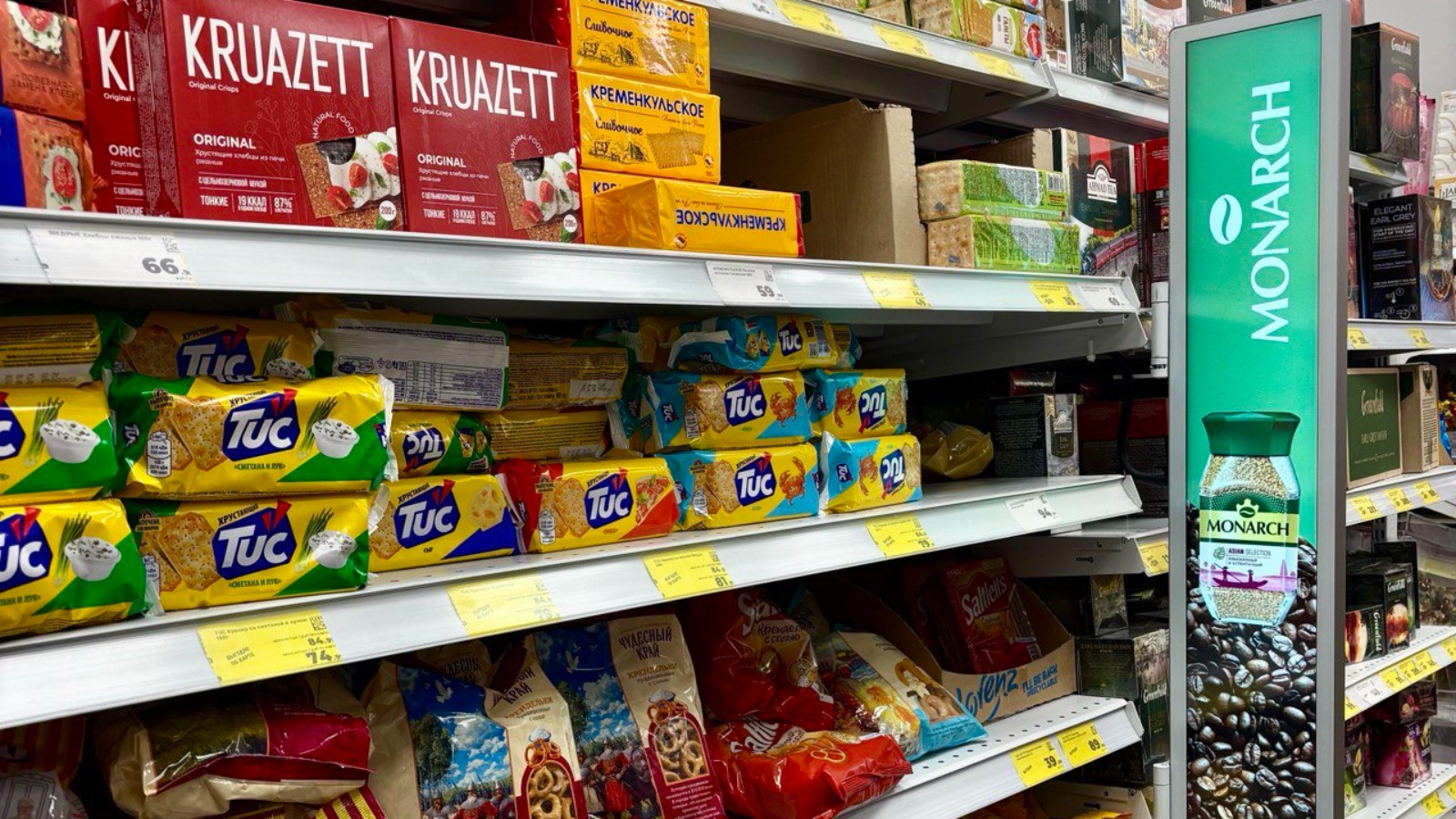 «Магнит» первым в России установил цифровые рекламные баннеры на полках