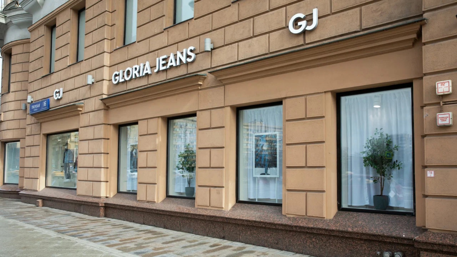 Gloria Jeans ведет переговоры о снижении арендной платы флагманского магазина на Тверской