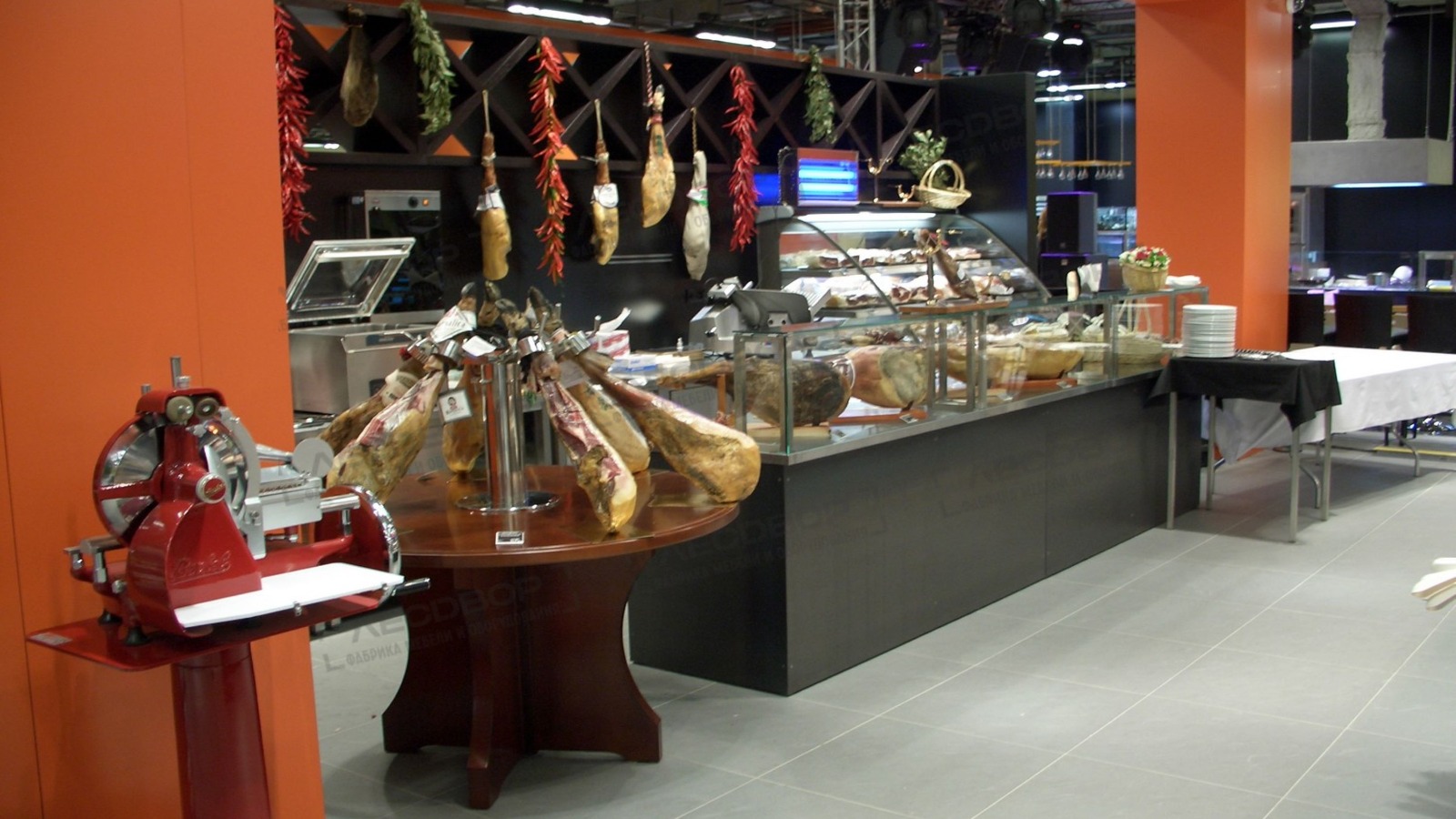 Почему в России закрываются премиальные продуктовые магазины