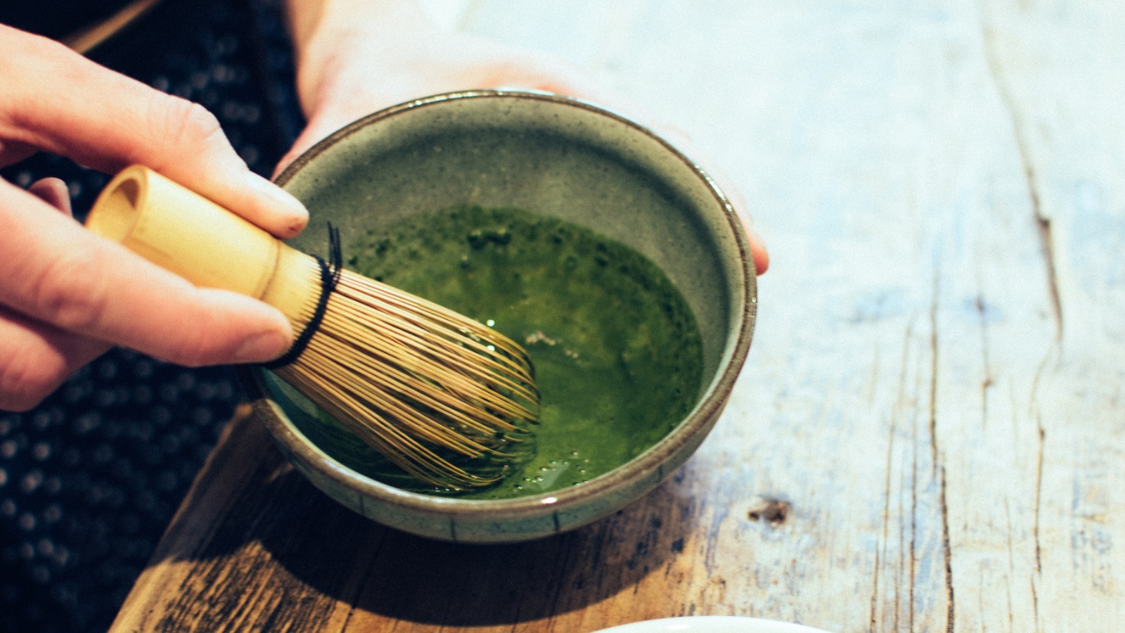 Зумеры во время кризиса вместо губной помады покупают матчу и кроссовки