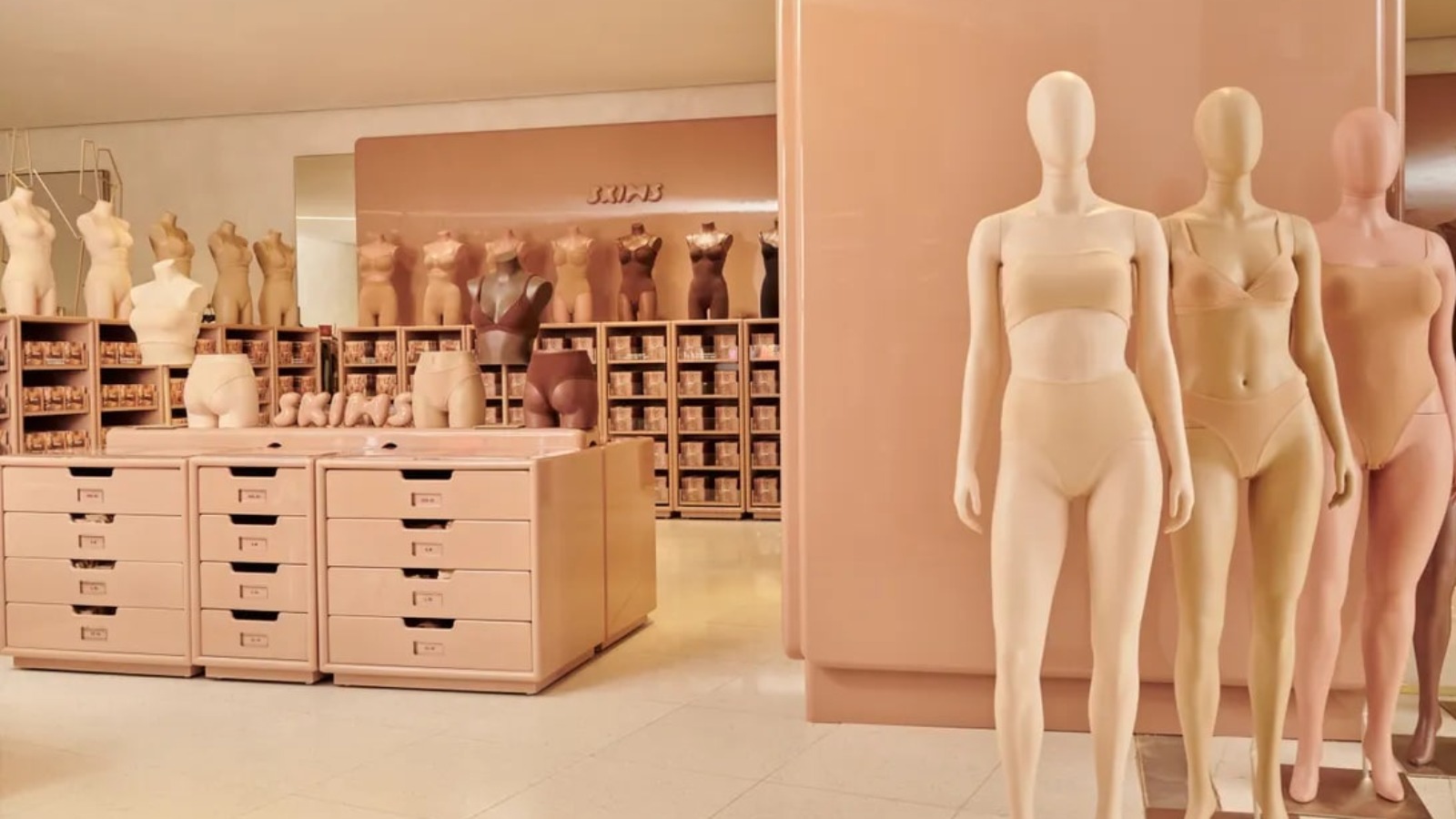 Как Ким Кардашьян построила бренд нижней одежды Skims стоимостью $5 млрд