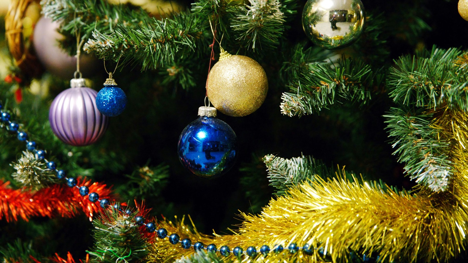 Крупные торговцы искусственными елками прекратят продажу за две недели до Нового года