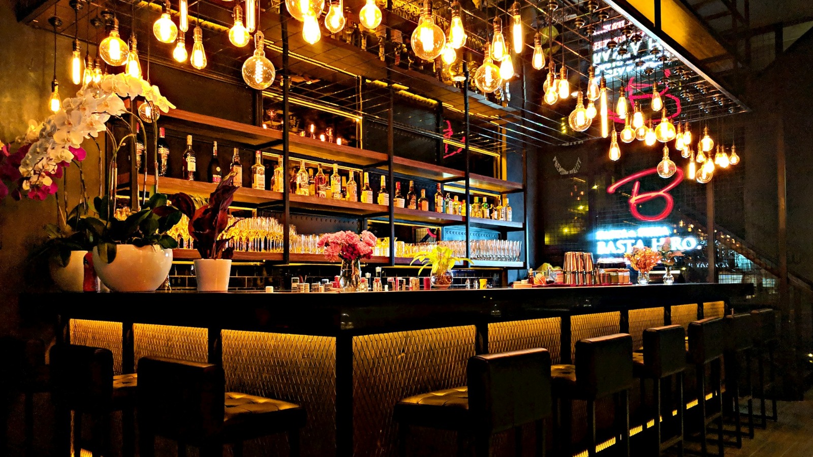 Рестораторы увидели угрозу бизнесу в отказе зумеров от алкоголя