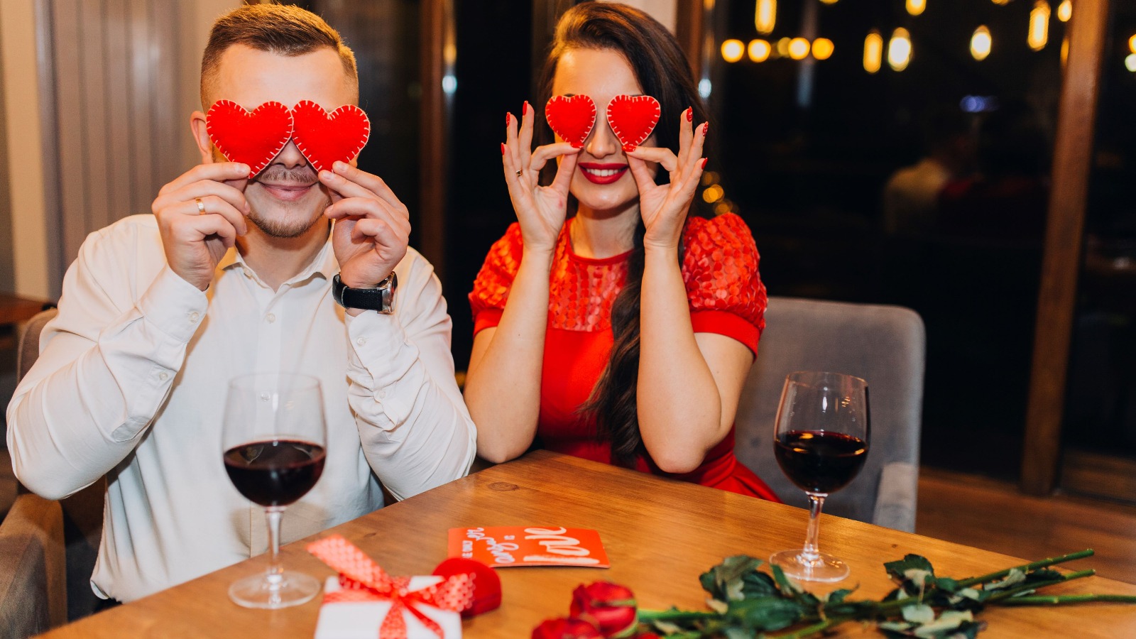 Прохор Шаляпин в образе Скупидона и розовые корзинки во «Вкусвилле»: что придумал бизнес к 14 февраля